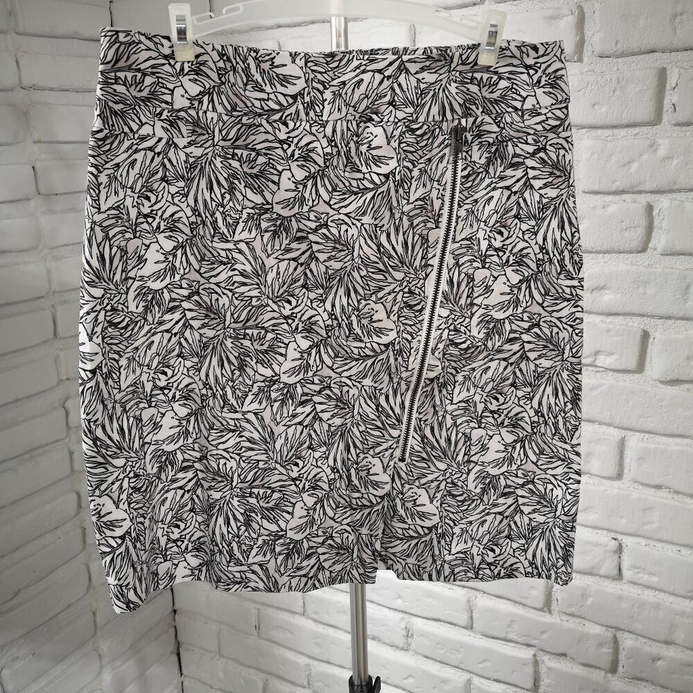Reitmans Ladies Size 7 Pull On Style Black/White/Grey Pattern Skirt